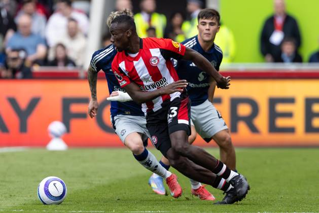 Football - 2024 2025 Premier League - Brentford vs Manchester United, ManU - Gtech Community Stadium - Sunday 2nd May 2025. Michael Kayode (Brentford FC) turns away from Alejandro Garnacho (Manchester United) at the Gtech Community Stadium COLORSPORT DANIEL BEARHAM  csp_bre_manu_db_06042025_