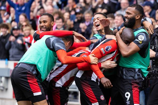 Football - 2024 2025 Premier League - Brentford vs Manchester United, ManU - Gtech Community Stadium - Sunday 2nd May 2025. Brentford players celebrate scoring their fourth goal at the Gtech Community Stadium COLORSPORT DANIEL BEARHAM  csp_bre_manu_db_06042025_