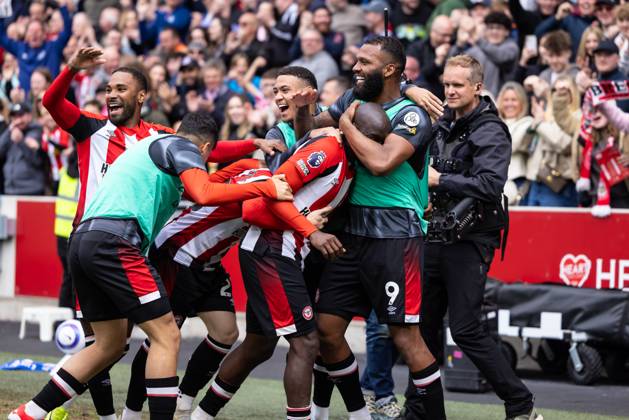 Football - 2024 2025 Premier League - Brentford vs Manchester United, ManU - Gtech Community Stadium - Sunday 2nd May 2025. Brentford players celebrate scoring their fourth goal at the Gtech Community Stadium COLORSPORT DANIEL BEARHAM  csp_bre_manu_db_06042025_