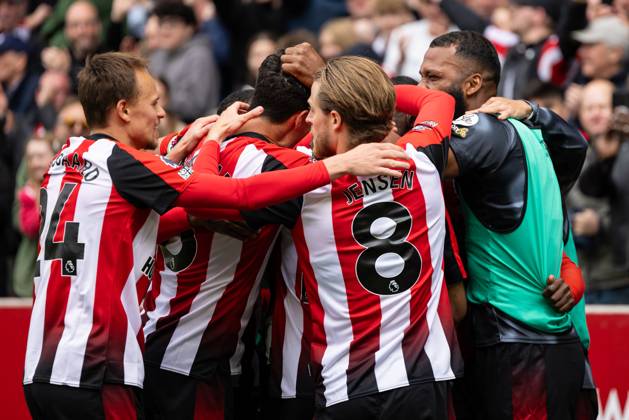 Football - 2024 2025 Premier League - Brentford vs Manchester United, ManU - Gtech Community Stadium - Sunday 2nd May 2025. Brentford players celebrate scoring their fourth goal at the Gtech Community Stadium COLORSPORT DANIEL BEARHAM  csp_bre_manu_db_06042025_