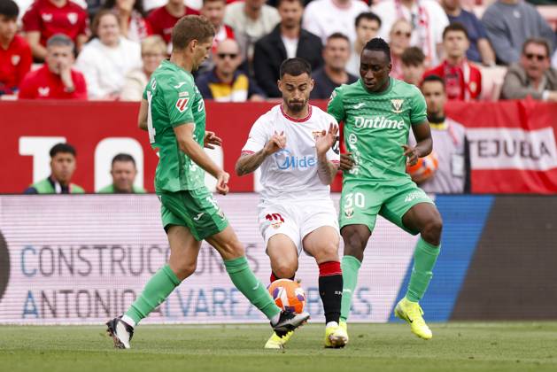 Sevilla FC v CD Leganes - La Liga EA Sports Jesus Joaquin Fernandez Suso of Sevilla FC competes for the ball with Darko Brasanac of CD Leganes during the La Liga EA Sports match between Sevilla FC and CD Leganes at Sanchez Pizjuan in Seville, Spain, on May 4, 2025. Seville Spain Copyright: xDAXxImagesx originalFilename:daximages-sevillaf250504_npr6f