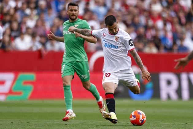 Sevilla FC v CD Leganes - La Liga EA Sports Jesus Joaquin Fernandez Suso of Sevilla FC hits the ball during the La Liga EA Sports match between Sevilla FC and CD Leganes at Sanchez Pizjuan in Seville, Spain, on May 4, 2025. Seville Spain Copyright: xDAXxImagesx originalFilename:daximages-sevillaf250504_npRRc