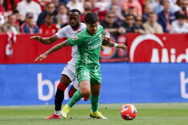 Sevilla FC v CD Leganes - La Liga EA Sports Juan Cruz of CD Leganes competes for the ball with Dodi Lukebakio of Sevilla FC during the La Liga EA Sports match between Sevilla FC and CD Leganes at Sanchez Pizjuan in Seville, Spain, on May 4, 2025. Seville Spain Copyright: xDAXxImagesx originalFilename:daximages-sevillaf250504_npsWt