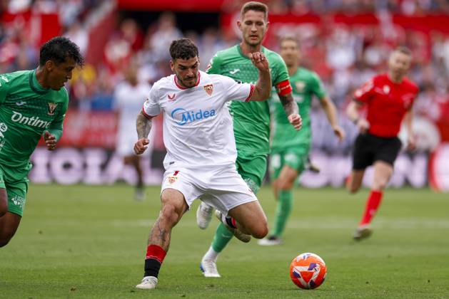 Sevilla FC v CD Leganes - La Liga EA Sports Isaac Romero of Sevilla FC battles for the ball during the La Liga EA Sports match between Sevilla FC and CD Leganes at Sanchez Pizjuan in Seville, Spain, on May 4, 2025. Seville Spain Copyright: xDAXxImagesx originalFilename:daximages-sevillaf250504_npTaS