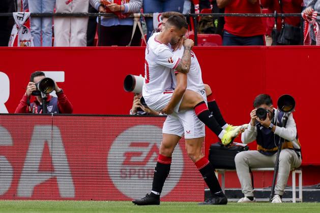 Sevilla FC v CD Leganes - La Liga EA Sports Kike Salas of Sevilla FC and Jesus Joaquin Fernandez Suso of Sevilla FC celebrate a goal during the La Liga EA Sports match between Sevilla FC and CD Leganes at Sanchez Pizjuan in Seville, Spain, on May 4, 2025. Seville Spain Copyright: xDAXxImagesx originalFilename:daximages-sevillaf250504_nptoB