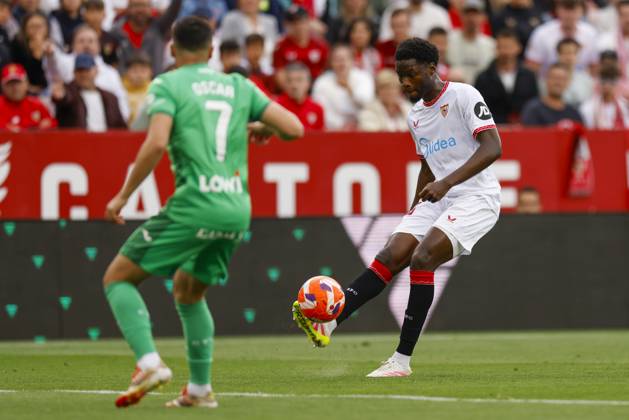 Sevilla FC v CD Leganes - La Liga EA Sports Luciem Agoume of Sevilla FC makes a center to the area during the La Liga EA Sports match between Sevilla FC and CD Leganes at Sanchez Pizjuan in Seville, Spain, on May 4, 2025. Seville Spain Copyright: xDAXxImagesx originalFilename:daximages-sevillaf250504_npv8l