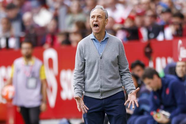 Sevilla FC v CD Leganes - La Liga EA Sports Joaquin Caparros, head coach of Sevilla FC, gives instructions during the La Liga EA Sports match between Sevilla FC and CD Leganes at Sanchez Pizjuan in Seville, Spain, on May 4, 2025. Seville Spain Copyright: xDAXxImagesx originalFilename:daximages-sevillaf250504_npVXo