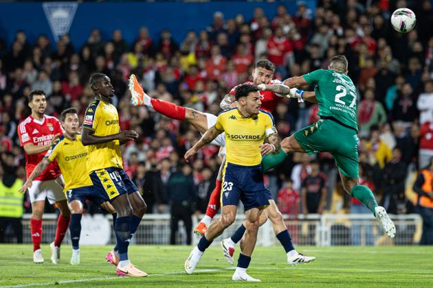 Estoril Praia SAD Vs SL Benfica in Cascais, Portugal - 03 May 2025 Nicolas Otamendi of SL Benfica with Pedro Alvaro, Kevin Boma and Joel Robles of Estoril Praia SAD seen in action during the Liga Portugal Betclic match between Estoril Praia SAD and SL Benfica at Estadio Antonio Coimbra da Mota. (Final score: Estoril Praia SAD 1 - 2 SL Benfica). Cascais Portugal Copyright: xDavidxMartinsx xSOPAxImagesx DM_LPB_EPvsSLB027