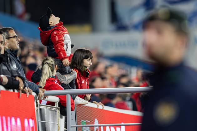 Estoril Praia SAD Vs SL Benfica in Cascais, Portugal - 03 May 2025 A child supporting SL Benfica shouts during the Liga Portugal Betclic match between Estoril Praia SAD and SL Benfica at Estadio Antonio Coimbra da Mota. (Final score: Estoril Praia SAD 1 - 2 SL Benfica). Cascais Portugal Copyright: xDavidxMartinsx xSOPAxImagesx DM_LPB_EPvsSLB029