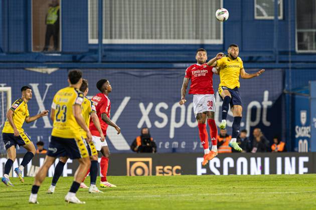 Estoril Praia SAD Vs SL Benfica in Cascais, Portugal - 03 May 2025 Nicolas Otamendi of SL Benfica and Yanis Begraoui of Estoril Praia SAD seen in action during the Liga Portugal Betclic match between Estoril Praia SAD and SL Benfica at Estadio Antonio Coimbra da Mota. (Final score: Estoril Praia SAD 1 - 2 SL Benfica). Cascais Portugal Copyright: xDavidxMartinsx xSOPAxImagesx DM_LPB_EPvsSLB030