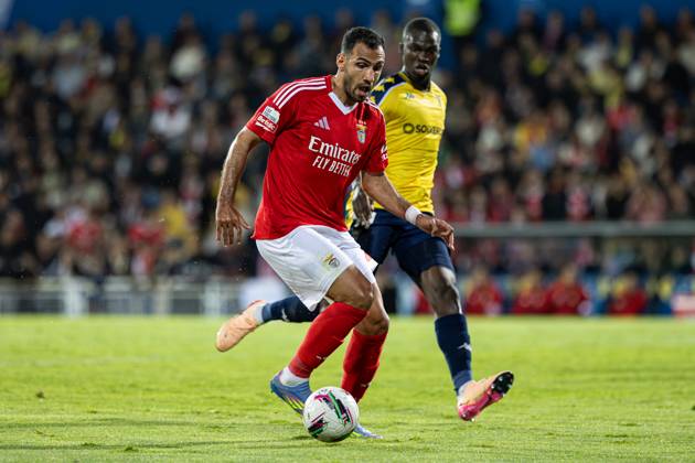 Estoril Praia SAD Vs SL Benfica in Cascais, Portugal - 03 May 2025 Vangelis Pavlidis of SL Benfica and Kevin Boma of Estoril Praia SAD seen in action during the Liga Portugal Betclic match between Estoril Praia SAD and SL Benfica at Estadio Antonio Coimbra da Mota. (Final score: Estoril Praia SAD 1 - 2 SL Benfica). Cascais Portugal Copyright: xDavidxMartinsx xSOPAxImagesx DM_LPB_EPvsSLB032