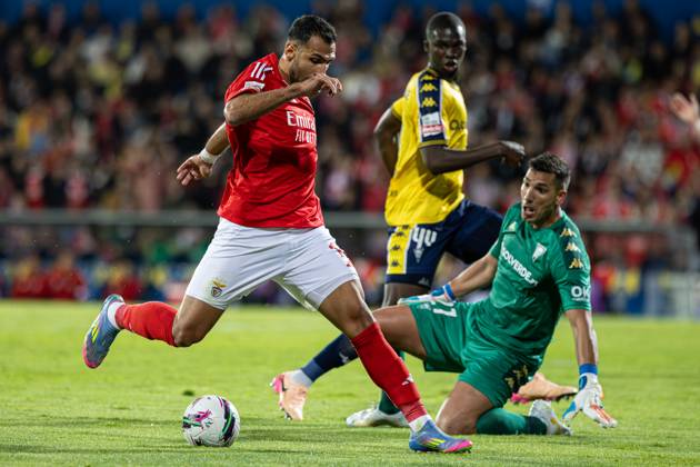 Estoril Praia SAD Vs SL Benfica in Cascais, Portugal - 03 May 2025 Vangelis Pavlidis of SL Benfica with Kevin Boma and Joel Robles of Estoril Praia SAD seen in action during the Liga Portugal Betclic match between Estoril Praia SAD and SL Benfica at Estadio Antonio Coimbra da Mota. (Final score: Estoril Praia SAD 1 - 2 SL Benfica). Cascais Portugal Copyright: xDavidxMartinsx xSOPAxImagesx DM_LPB_EPvsSLB033