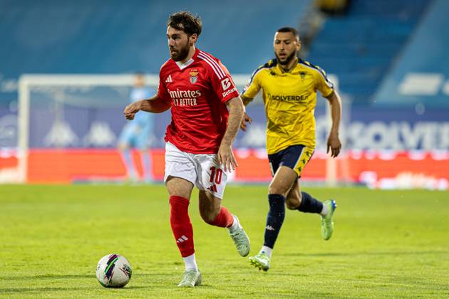 Estoril Praia SAD Vs SL Benfica in Cascais, Portugal - 03 May 2025 Orkun Kokcu of SL Benfica and Yanis Begraoui of Estoril Praia SAD seen in action during the Liga Portugal Betclic match between Estoril Praia SAD and SL Benfica at Estadio Antonio Coimbra da Mota. (Final score: Estoril Praia SAD 1 - 2 SL Benfica). Cascais Portugal Copyright: xDavidxMartinsx xSOPAxImagesx DM_LPB_EPvsSLB034