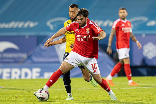Estoril Praia SAD Vs SL Benfica in Cascais, Portugal - 03 May 2025 Orkun Kokcu of SL Benfica and Yanis Begraoui of Estoril Praia SAD seen in action during the Liga Portugal Betclic match between Estoril Praia SAD and SL Benfica at Estadio Antonio Coimbra da Mota. (Final score: Estoril Praia SAD 1 - 2 SL Benfica). Cascais Portugal Copyright: xDavidxMartinsx xSOPAxImagesx DM_LPB_EPvsSLB037