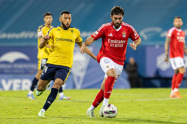 Estoril Praia SAD Vs SL Benfica in Cascais, Portugal - 03 May 2025 Orkun Kokcu of SL Benfica and Yanis Begraoui of Estoril Praia SAD seen in action during the Liga Portugal Betclic match between Estoril Praia SAD and SL Benfica at Estadio Antonio Coimbra da Mota. (Final score: Estoril Praia SAD 1 - 2 SL Benfica). Cascais Portugal Copyright: xDavidxMartinsx xSOPAxImagesx DM_LPB_EPvsSLB038