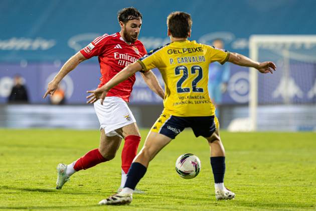 Estoril Praia SAD Vs SL Benfica in Cascais, Portugal - 03 May 2025 Orkun Kokcu of SL Benfica seen in action during the Liga Portugal Betclic match between Estoril Praia SAD and SL Benfica at Estadio Antonio Coimbra da Mota. (Final score: Estoril Praia SAD 1 - 2 SL Benfica). Cascais Portugal Copyright: xDavidxMartinsx xSOPAxImagesx DM_LPB_EPvsSLB039
