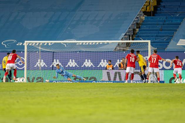 Estoril Praia SAD Vs SL Benfica in Cascais, Portugal - 03 May 2025 Anatoliy Trubin of SL Benfica seen in action during the Liga Portugal Betclic match between Estoril Praia SAD and SL Benfica at Estadio Antonio Coimbra da Mota. (Final score: Estoril Praia SAD 1 - 2 SL Benfica). Cascais Portugal Copyright: xDavidxMartinsx xSOPAxImagesx DM_LPB_EPvsSLB041