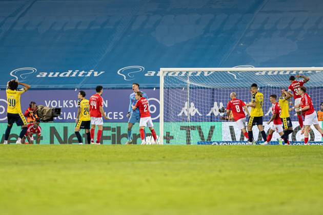 Estoril Praia SAD Vs SL Benfica in Cascais, Portugal - 03 May 2025 Anatoliy Trubin of SL Benfica celebrates with his team during the Liga Portugal Betclic match between Estoril Praia SAD and SL Benfica at Estadio Antonio Coimbra da Mota. (Final score: Estoril Praia SAD 1 - 2 SL Benfica). Cascais Portugal Copyright: xDavidxMartinsx xSOPAxImagesx DM_LPB_EPvsSLB042