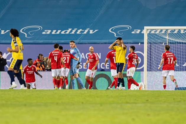 Estoril Praia SAD Vs SL Benfica in Cascais, Portugal - 03 May 2025 Anatoliy Trubin of SL Benfica celebrates with his team during the Liga Portugal Betclic match between Estoril Praia SAD and SL Benfica at Estadio Antonio Coimbra da Mota. (Final score: Estoril Praia SAD 1 - 2 SL Benfica). Cascais Portugal Copyright: xDavidxMartinsx xSOPAxImagesx DM_LPB_EPvsSLB043