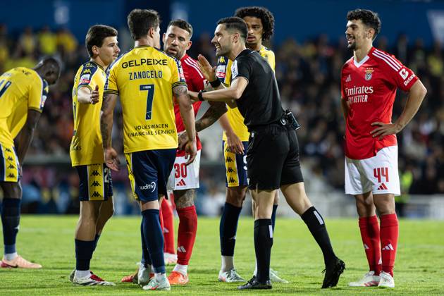 Estoril Praia SAD Vs SL Benfica in Cascais, Portugal - 03 May 2025 Referee Joao Goncalves speaks to players from both teams during the Liga Portugal Betclic match between Estoril Praia SAD and SL Benfica at Estadio Antonio Coimbra da Mota. (Final score: Estoril Praia SAD 1 - 2 SL Benfica). Cascais Portugal Copyright: xDavidxMartinsx xSOPAxImagesx DM_LPB_EPvsSLB044