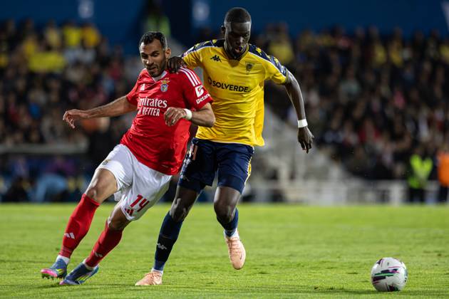 Estoril Praia SAD Vs SL Benfica in Cascais, Portugal - 03 May 2025 Kevin Boma of Estoril Praia SAD and Vangelis Pavlidis of SL Benfica seen in action during the Liga Portugal Betclic match between Estoril Praia SAD and SL Benfica at Estadio Antonio Coimbra da Mota. (Final score: Estoril Praia SAD 1 - 2 SL Benfica). Cascais Portugal Copyright: xDavidxMartinsx xSOPAxImagesx DM_LPB_EPvsSLB046
