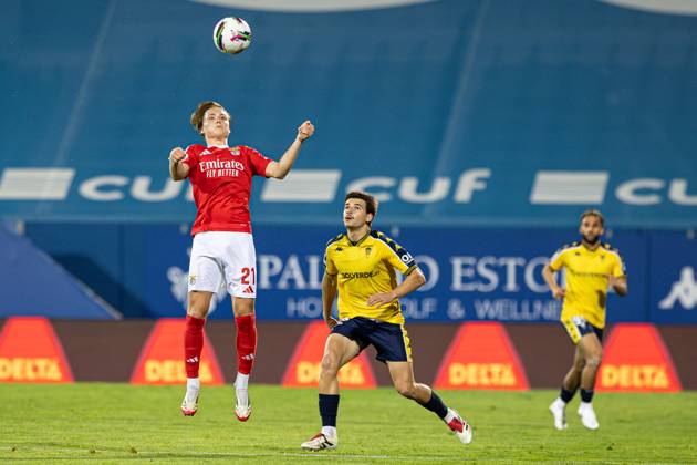 Estoril Praia SAD Vs SL Benfica in Cascais, Portugal - 03 May 2025 Andreas Schjelderup of SL Benfica and Pedro Carvalho of Estoril Praia SAD seen in action during the Liga Portugal Betclic match between Estoril Praia SAD and SL Benfica at Estadio Antonio Coimbra da Mota. (Final score: Estoril Praia SAD 1 - 2 SL Benfica). Cascais Portugal Copyright: xDavidxMartinsx xSOPAxImagesx DM_LPB_EPvsSLB051