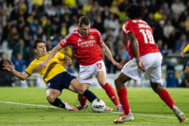 Estoril Praia SAD Vs SL Benfica in Cascais, Portugal - 03 May 2025 Andrea Belotti of SL Benfica and Vinicius Zanocelo of Estoril Praia SAD seen in action during the Liga Portugal Betclic match between Estoril Praia SAD and SL Benfica at Estadio Antonio Coimbra da Mota. (Final score: Estoril Praia SAD 1 - 2 SL Benfica). Cascais Portugal Copyright: xDavidxMartinsx xSOPAxImagesx DM_LPB_EPvsSLB053