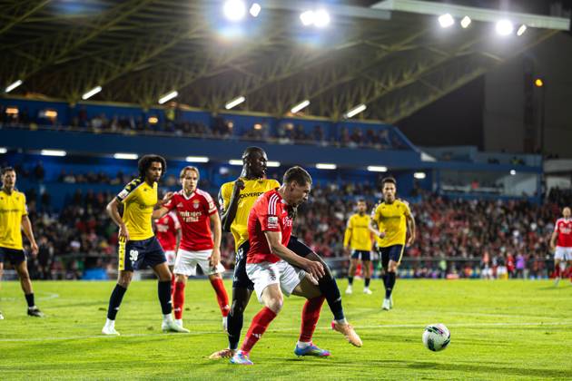 Estoril Praia SAD Vs SL Benfica in Cascais, Portugal - 03 May 2025 Andrea Belotti of SL Benfica and Kevin Boma of Estoril Praia SAD seen in action during the Liga Portugal Betclic match between Estoril Praia SAD and SL Benfica at Estadio Antonio Coimbra da Mota. (Final score: Estoril Praia SAD 1 - 2 SL Benfica). Cascais Portugal Copyright: xDavidxMartinsx xSOPAxImagesx DM_LPB_EPvsSLB056