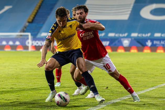 Estoril Praia SAD Vs SL Benfica in Cascais, Portugal - 03 May 2025 Vinicius Zanocelo of Estoril Praia SAD and Orkun Kokcu of SL Benfica seen in action during the Liga Portugal Betclic match between Estoril Praia SAD and SL Benfica at Estadio Antonio Coimbra da Mota. (Final score: Estoril Praia SAD 1 - 2 SL Benfica). Cascais Portugal Copyright: xDavidxMartinsx xSOPAxImagesx DM_LPB_EPvsSLB057
