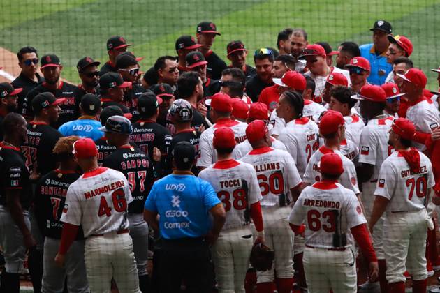 May 4, 2025, Mexico City, Ciudad de Mexico, Mexico: Players of Diablos Rojos del Mexico and Guerreros de Oaxaca confront during the match 3 between Guerreros de Oaxaca and Diablos Rojos del Mo xico as part the 2025 Mexican Baseball League (LMB) at the Alfredo Harp HeloÂº Stadium. on May 4, 2025 in Mexico City, Mexico. Mexico City Mexico - ZUMAe321 20250504_zsa_e321_012 Copyright: xCarlosxSantiagox