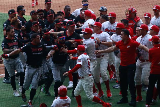 May 4, 2025, Mexico City, Ciudad de Mexico, Mexico: Players of Diablos Rojos del Mexico and Guerreros de Oaxaca confront during the match 3 between Guerreros de Oaxaca and Diablos Rojos del Mo xico as part the 2025 Mexican Baseball League (LMB) at the Alfredo Harp HeloÂº Stadium. on May 4, 2025 in Mexico City, Mexico. Mexico City Mexico - ZUMAe321 20250504_zsa_e321_015 Copyright: xCarlosxSantiagox