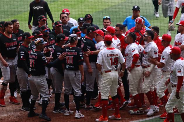 May 4, 2025, Mexico City, Ciudad de Mexico, Mexico: Players of Diablos Rojos del Mexico and Guerreros de Oaxaca confront during the match 3 between Guerreros de Oaxaca and Diablos Rojos del Mo xico as part the 2025 Mexican Baseball League (LMB) at the Alfredo Harp HeloÂº Stadium. on May 4, 2025 in Mexico City, Mexico. Mexico City Mexico - ZUMAe321 20250504_zsa_e321_019 Copyright: xCarlosxSantiagox