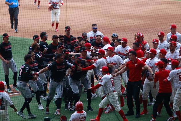 May 4, 2025, Mexico City, Ciudad de Mexico, Mexico: Players of Diablos Rojos del Mexico and Guerreros de Oaxaca confront during the match 3 between Guerreros de Oaxaca and Diablos Rojos del Mo xico as part the 2025 Mexican Baseball League (LMB) at the Alfredo Harp HeloÂº Stadium. on May 4, 2025 in Mexico City, Mexico. Mexico City Mexico - ZUMAe321 20250504_zsa_e321_038 Copyright: xCarlosxSantiagox