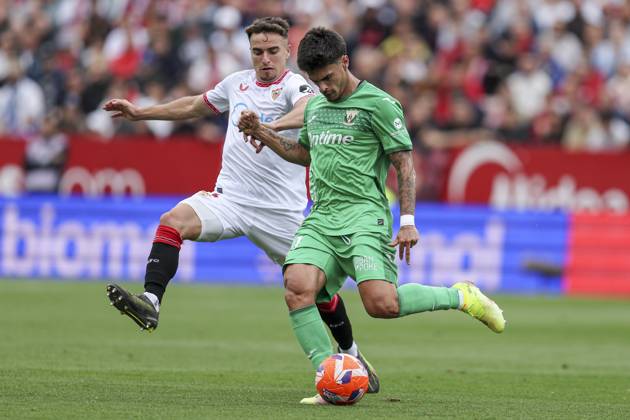 ESP: Sevilla FC-CD Leganes. La Liga EA Sports. Date 34. Juan Cruz of CD Leganes and Adria Pedrosa of Sevilla FC during the La Liga EA Sports match between Sevilla FC and CD Leganes played at Ramon Sanchez Pizjuan Stadium on May 04, 2025 in Sevilla, Spain. kpng Copyright: xAntonioxPozox xPRESSINPHOTOx AP_240504_SEV_LEG_109