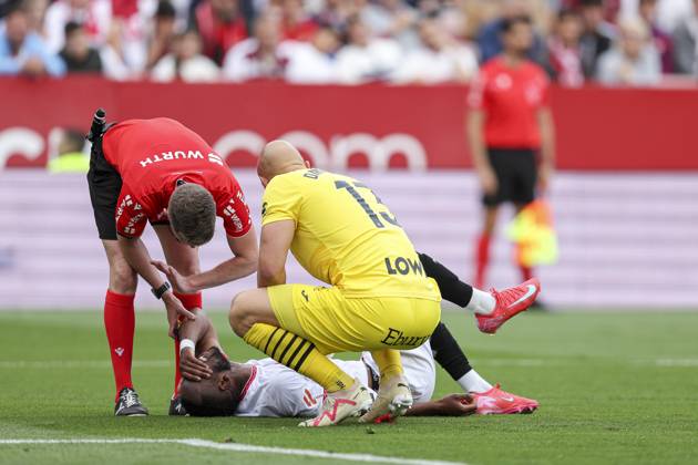 ESP: Sevilla FC-CD Leganes. La Liga EA Sports. Date 34. Dodi Lukebakio of Sevilla FC and Marko Dmitrovic of CD Leganes during the La Liga EA Sports match between Sevilla FC and CD Leganes played at Ramon Sanchez Pizjuan Stadium on May 04, 2025 in Sevilla, Spain. kpng Copyright: xAntonioxPozox xPRESSINPHOTOx AP_240504_SEV_LEG_168