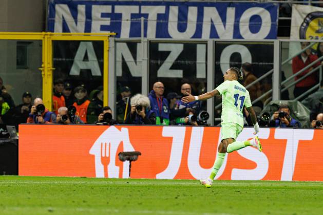 Raphinha seen celebrating after scoring goal during UEFA Champions League semifinal game between teams of Internazionale Milano and FC Barcelona, Barca (Maciej Rogowski) Milan San Siro Italy Copyright: xMaciejxRogowskix interfcbarcelona2425-390