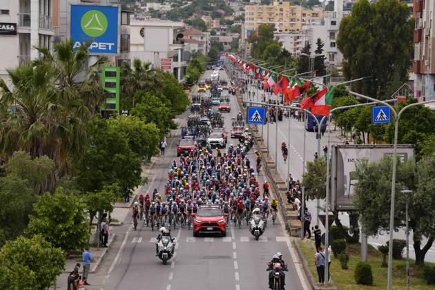Radsport, Giro d Italia, 1. Etappe The pack rides cycles through the during the stage 1 of the Giro d™Italia from Durazzo (Durres) to Tirana (Tirane), Albania- Friday, May 9, 2025. - cycling  Copyright: xFabioxFerrari LaPressex