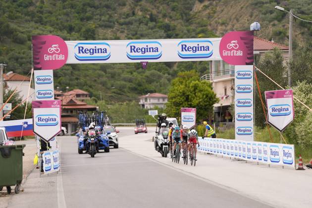 The pack rides during the stage 1 of the Giro d™Italia from Durazzo (Durres) to Tirana (Tirane), Albania- Friday, May 9, 2025. - cycling.  Copyright: xFabioxFerrari LaPressex