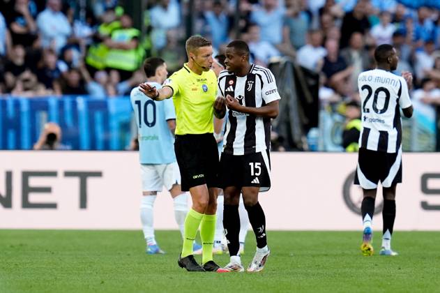 SS Lazio v Juventus FC - Serie A Enilive Pierre Kalulu of Juventus FC protests with the referee Davide Massa receiving a red card during the Serie A Enilive match between SS Lazio and Juventus FC at Stadio Olimpico on May 10, 2025 in Rome, Italy. Rome Stadio Olimpico Lazio Italy Copyright: xGiuseppexMaffiax SerieA_Lazio-Juventus_100525_BRU9340