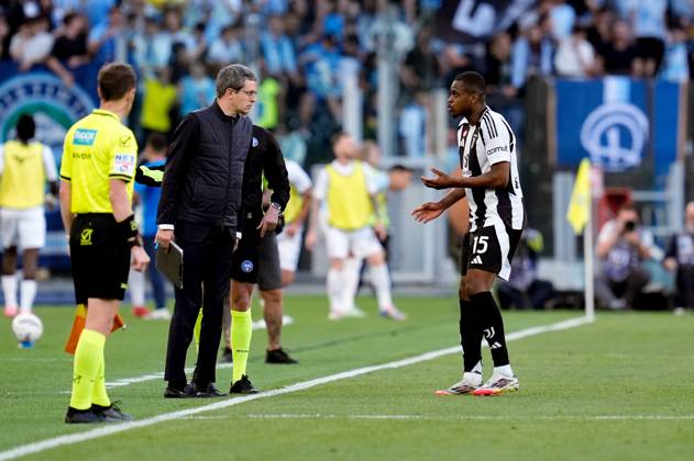 SS Lazio v Juventus FC - Serie A Enilive Pierre Kalulu of Juventus FC leaves the pitch receiving a red card during the Serie A Enilive match between SS Lazio and Juventus FC at Stadio Olimpico on May 10, 2025 in Rome, Italy. Rome Stadio Olimpico Lazio Italy Copyright: xGiuseppexMaffiax SerieA_Lazio-Juventus_100525_BRU9474