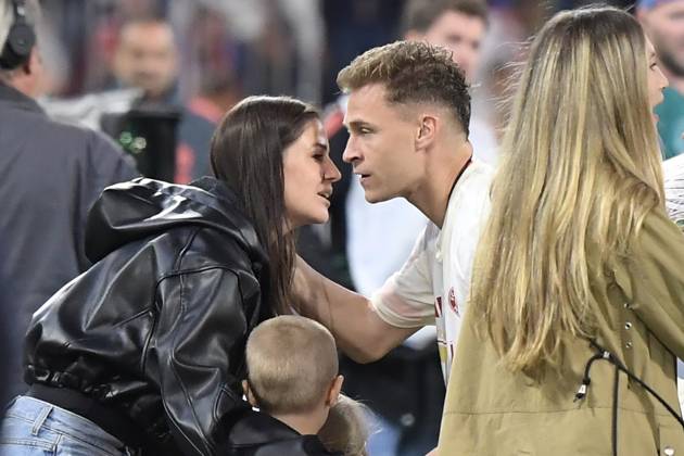 10 05 2025, xemx, Soccer 1 Bundesliga, FC Bayern Muenchen Borussia Mönchengladbach v l Joshua Kimmich FC Bayern Muenchen kisses his wife Lina DFL DFB REGULATIONS PROHIBIT ANY USE OF PHOTOGRAPHS as IMAGE SEQUENCES and or QUASI VIDEO Muenchen