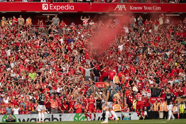 Liverpool FC v Arsenal FC - Premier League Liverpool s supporters celebrate during the Premier League match between Liverpool and Arsenal at Anfield in Liverpool, England, on May 11, 2025. Liverpool Merseyside United Kingdom  Copyright: xMIxNewsx originalFilename:fletcher-liverpoo250511_npvip