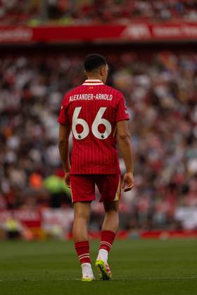 Liverpool FC v Arsenal FC - Premier League Trent Alexander-Arnold plays during the Premier League match between Liverpool and Arsenal at Anfield in Liverpool, England, on May 11, 2025. Liverpool Merseyside United Kingdom  Copyright: xMIxNewsx originalFilename:fletcher-liverpoo250511_npXZy