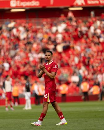Liverpool FC v Arsenal FC - Premier League Trent Alexander-Arnold applauds the fans after the Premier League match between Liverpool and Arsenal at Anfield in Liverpool, England, on May 11, 2025. Liverpool Merseyside United Kingdom  Copyright: xMIxNewsx originalFilename:fletcher-liverpoo250511_npnXb