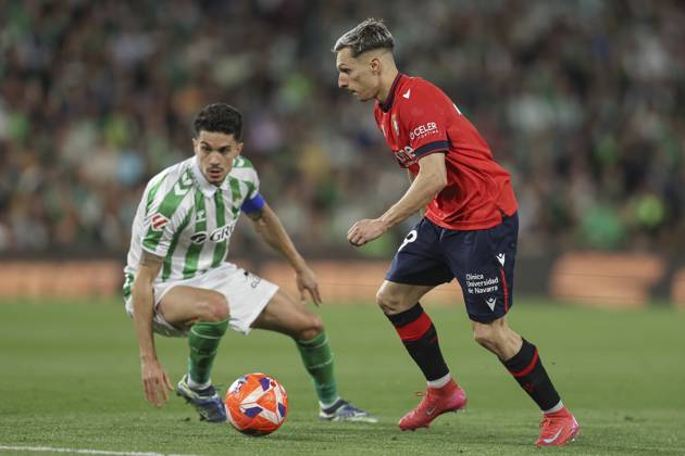 Real Betis-CA Osasuna. La Liga EA Sports match. Date 35 Bryan Zaragoza of CA Osasuna and Marc Bartra of Real Betis during the La Liga EA Sports match between Real Betis v CA Osasuna played at Benito Villamarin Stadium on 11 May 2025 in Barcelona, Spain. kpng Copyright: xAntonioxPozox xPRESSINPHOTOx AP_240511_BET_OSA_959