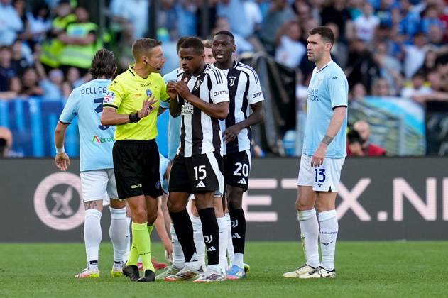SS Lazio v Juventus FC - Serie A Enilive Pierre Kalulu of Juventus FC leaves the pitch receiving a red card during the Serie A Enilive match between SS Lazio and Juventus FC at Stadio Olimpico on May 10, 2025 in Rome, Italy. Rome Stadio Olimpico Lazio Italy Copyright: xGiuseppexMaffiax SerieA_Lazio-Juventus_100525_BRU9262
