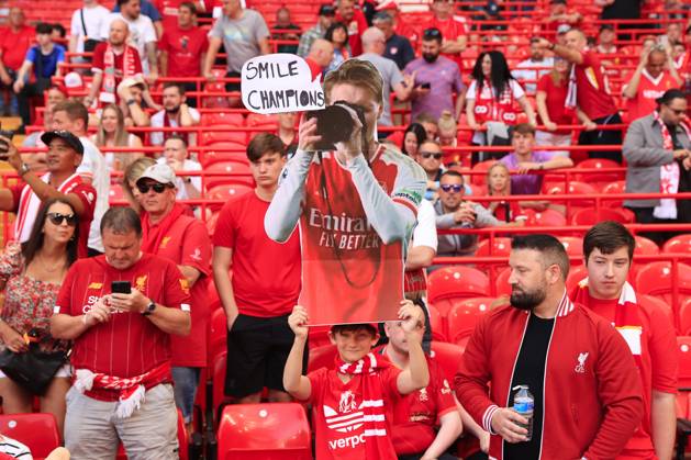 Liverpool FC gegen Arsenal FC Premier League LIVERPOOL, ENGLAND MAI 11 Ein Liverpool-Fan hält ein Plakat hoch, das Martin Odegaard von Arsenal verhöhnt, der eine Kamera hält, während des Premier-League-Spiels zwischen dem FC Liverpool und dem FC Arsenal in Anfield am 11. Mai 2025 in Liverpool, England Foto von Simon Stacpoole Offside Offside via Getty Images Liverpool England Vereinigtes Königreich  Copyright: xSimonxStacpoole OffsidexOffside 776173232