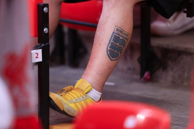 Liverpool FC vs. Arsenal FC Premier League LIVERPOOL, ENGLAND MAI 11 Eine Tätowierung mit den drei Löwen des England-Abzeichens ist auf dem Bein eines Fans während des Premier-League-Spiels zwischen Liverpool FC und Arsenal FC in Anfield am 11. Mai 2025 in Liverpool, England zu sehen Foto von Simon Stacpoole Offside Offside via Getty Images Liverpool England United Kingdom  Copyright: xSimonxStacpoole OffsidexOffside 776173232