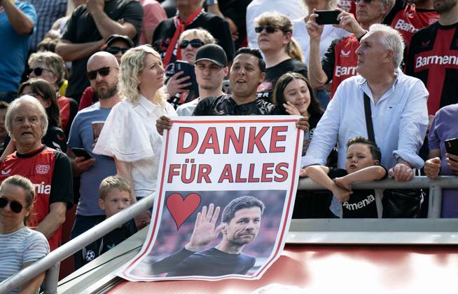 Football, Bundesliga, Germany, Men, Season 2024 2025, Matchday 33, BayArena Leverkusen Bayer Leverkusen Bor Dortmund 2 4 Bayer fans thank outgoing head coach Xabi Alonso LEV