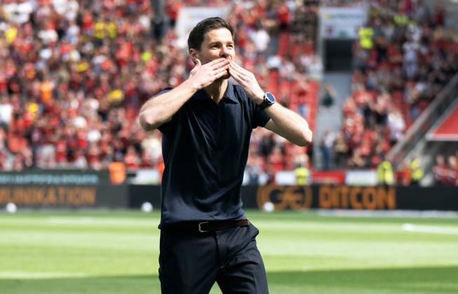 Football, Bundesliga, Germany, Men, Season 2024 2025, Matchday 33, BayArena Leverkusen Bayer Leverkusen Bor Dortmund 2 4 Head coach Xabi Alonso LEV says goodbye to the Bayer fans